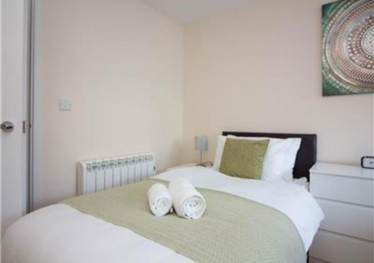 Stayzo Castle Point 6 Apartment - Premier Lodge Southampton Esterno foto