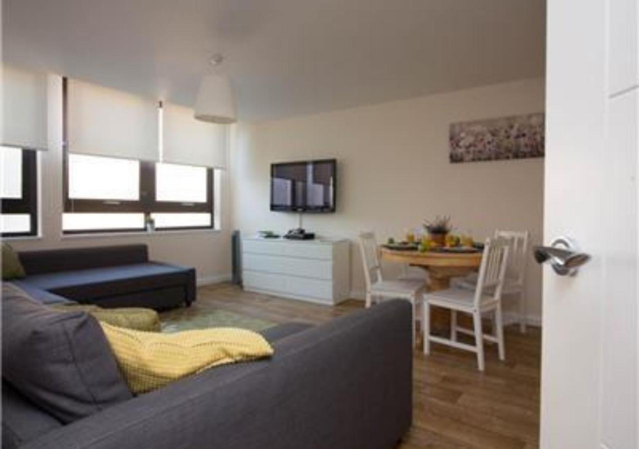 Stayzo Castle Point 6 Apartment - Premier Lodge Southampton Esterno foto