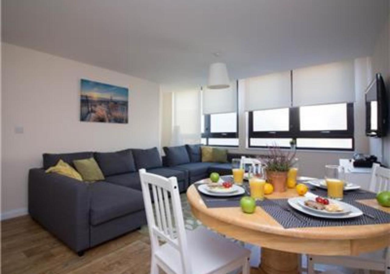 Stayzo Castle Point 6 Apartment - Premier Lodge Southampton Esterno foto