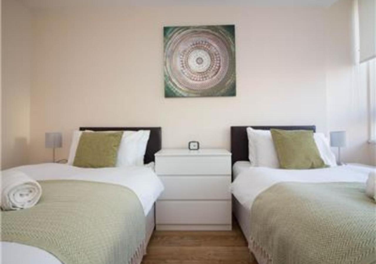 Stayzo Castle Point 6 Apartment - Premier Lodge Southampton Esterno foto